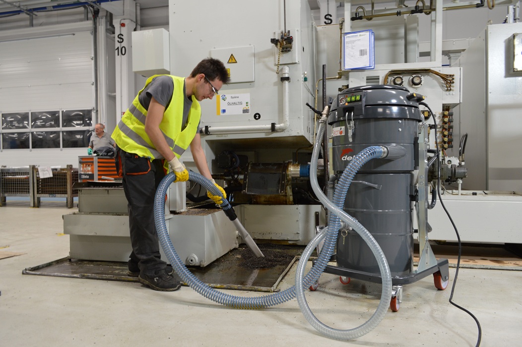 Mann bedient Industriesauger