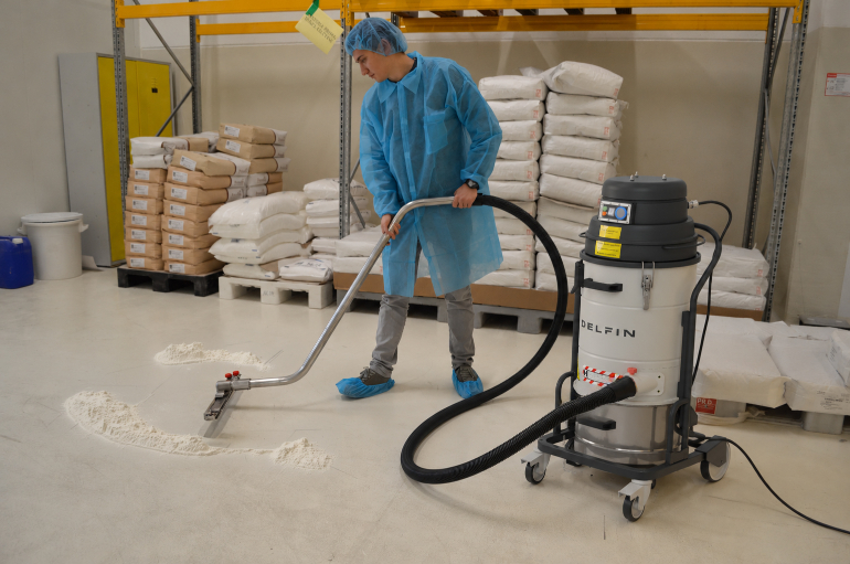 Pulizia farina industriale nel magazzino atex mtl201z21